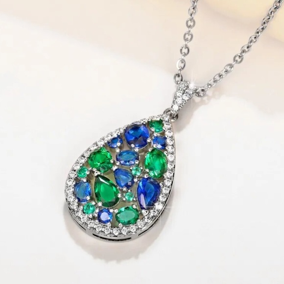 🎁 Blue & Green Crystal Teardrop Necklace - Picture 6 of 10